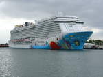 Die Norwegian Breakaway  der Reederei Norwegian Cruise Line im Warnemünder Hafen am 28. August 2018. 