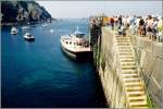 Am La Maseline Jetty auf Sark machen die Fahrgastschiffe mit den Touristen fest. Da der Tidenhub 8 m und mehr betragen kann, sind bei Niedrigwasser viele Stufen zu bewltigen. Scan eines Dias vom Sommer 1993.