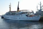Die MS Atlantis im Vorhafen von Helgoland. Die Seebderschiffe stehen nur in der Nebensaison im Hafen von Helgoland. In der Hauptsaison liegen sie auf der Helgolnder Reede. Aufgenommen am 10.10.2007