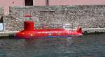 U-Boot ist ein Glasboot liegt in Hafen von Veli Losijn am 5.9.2013