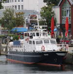 Das Bestattungsschiff RUGARD besitzt keine IMO-Nummer, da es mit einer L�nge von 23 Metern unter der f�r die IMO-Registrierung �blichen Gr��engrenze liegt,am 18.07.2026 Lag das Schiff in Warnem�nde.