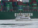 Die  Strtebeker  auf Hafenrundfahrt in der vereisten Elbe in Hamburg.