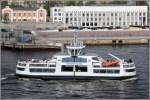 Die 2004 gebaute Doppelendfhre SUOMENLINNA II (IMO 9315408) ist vom Sdhafen in Helsinki wieder auf dem Weg zur Seefestung Suomenlinna. Sie ist 34 m lang, 8 m breit und kann bis zu 350 Passagieren befrdern. 19.05.2013