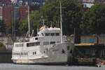 Fahrgastschiff (Seebäderschiff) SEUTE DEERN; Aufnahmeort: Elbe/Hafen Hamburg, Deutschland; Datum: 11.07.2025; Info: ehemaliges Seebäderschiff (IMO 5321124) BRT 825 / Lüa 63,91 m, B 10,06 m, Tg 2,4 m / 1 Diesel, MAN 2.000 kW (2.719 PS), 15,5 kn / max. 775 Pass. / gebaut 1961 bei Rheinstahl-Nordseewerke. Das Bild zeigt die Deern im Fährkanal von Steinwerder, unweit vom Südportal des Alten Elbtunnel.