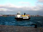 MS Tor kurz vorm Anlegen auf Suomenlinna. Im Hintergrund ist die Skyline von Helsinki zu erkennen.