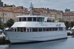 Ausflugschiff, TS 594, Delfino Verde GT, des Unternehmens Delfino Verde Navigazione Srl; seit Mitte April 2025 in Betrieb; L 31 m; B 7 m; kann 330 Personen an Bord nehmen. Aufgenommen am Pier Pescheria am Rive de Trieste. 05.2025