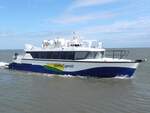 Der WattnExpress verkehrt zwischen Neuharlingersiel und der Nordseeinsel Spiekeroog, am 09.08.24. Das Schiff wurde nach einer internationalen Ausschreibung in der Penguin Shipyard in Indonesien gebaut. Es hat einen Tiefgang von nur 70 cm und ist deshalb im Gegensatz zu den anderen Spiekeroog-Fähren unabhängig von den Gezeiten.