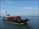 Mit einem Hngerzug an Bord fhrt das Schiff  Harle Riff  dem Anlegeplaz im Hafen von Neuharlingersiel entgegen.  09.05.2012