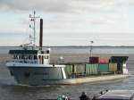 Das Müllschiff Störtebeker begegnet der Frisia I vor Norddeich.