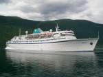 MS Athena von Phoenix Reisen verlsst am 13.7.2009 den Hafen von Andalsnes, weil ein anderes Schiff den Anleger bentigt. Sie geht auf Reede. 