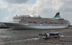 MS Artania in Hamburg einlaufend zum Cruise Terminal Hafen City.