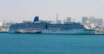 Die  Arcadia  aufgenommen am 05.04.2017 beim Einlaufen in den Hafen von Dubai
