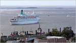 Die 1973 gebaute ALBATROS (IMO 7304314) lag in den letzten Monaten im Neustädter Hafen in Bremen auf. Am 12.10.2020 wurde sie nach Bremerhaven verholt und wird an der Columbuskaje für ihre Überführung ins Rote Meer vorbereiet. Dort soll sie Pressemeldung zufolge unter anderem Namen als Hotelschiff fungieren. Die am unteren Bildrand zu sehenden Schlepper liegen an der Schlepperpier in der Weser.