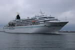 Die AMADEA der Reederei Phoenix Reisen auf ihrem Seeweg von Hamburg nach Kopenhagen beim Einlaufen am 28.11.2021 in Warnemünde