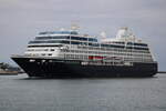 Die 180 Meter lange Azamara Pursuit der Reederei Azamara Club Cruises auf dem Seeweg von Helsinki nach Amsterdam beim Einlaufen am Morgen des 23.07.2022 in Warnemünde.