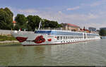 Das Flusskreuzfahrtschiff  A'Rosa Bella  liegt am Donau-Ufer von Bratislava (SK).