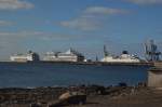 Das Fährschiff ,,Volcan Del Taide`` verkehrt zwischen Lanzarote und Tenerifa. Die Kreuzfahrtschiffe AIDAblu und MSC Armonia am 19.12.13 im Hafen von Arrecife. 