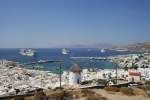 Kreuzfahrertreffen vor Mykonos-Stadt unter anderem von AIDAstella und der Norwegian Spirit. (17.8.2015)