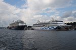 AIDAaura und die Mein Schiff 5 liegen beide am 29.6.2016 am Kieler Ostseekai zum Passagierwechsel.