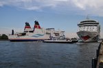 Während die Skåne aus Trelleborg kommend in Warnemünde einläuft, überquert das Fährschiff  Breitling  die Warnow. Am P7 hat AIDAdiva festgemacht und wird am Abend in Richtung Kopenhagen auslaufen. (28.8.2016)