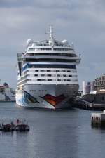 Kreuzfahrtschiff AIDA SOL im Hafen von Funchal -- Baujahr: 2011 / Flagge: Italien / IMO/MMSI: 9490040/247302900 / gesehen in Funchal (Madeira/Portugal), 06.02.2018