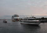 Die Fahrgastschiffe Ostseebad Warnemünde,Käpp´n Brass,Selene,Markgrafenheide und das Kreuzfahrtschiff Aidamar am Abend des 20.10.2018 in Warnemünde.