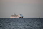 Die Aidaaura der Rostocker Reederei Aida Cruises auf Ihrem Seeweg von Rönne nach Bergen beim Einlaufen am Abend des 14.09.2019 in Warnemünde