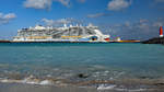 AIDAnova am 7.11.2019 im Hafen von Puerto del Rosario / Fuerteventura. Rechts im Hintergrund: der Tanker MENCEY