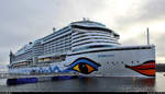 Kreuzfahrtschiff  AIDAprima  der Carnival Corporation & plc liegt im Hafen von Nynäshamn (S).
