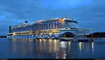 Kreuzfahrtschiff  AIDAprima  der Carnival Corporation & plc liegt am frühen Abend im Hafen von Nynäshamn (S).