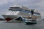 AIDAsol und das Fahrgastschiff SELENE am Nachmittag des 01.05.2021 in Warnemünde.