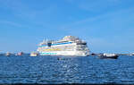 Kreuzfahrtschiff AIDADIVA (IMO: 9334856) verl�sst den Hafen Warnem�nde w�hrend der Hanse Sail und wird von den kleineren Schiffen ums�umt und lautstark verabschiedet.

🧰 AIDA Cruises (Carnival Corporation & plc)
🕓 9.8.2025 | 17:13 Uhr
