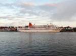 5 Minuten vor der geplanten Ankunftszeit liegt die MS BREMEN an der Pier in Lübeck-Travemünde...