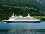 BOUDICCA der Fred-OlsenCruiseLines;(IMO-7218395;L=206; B=25mtr.; GRT:28388;  880 Passagiere; Leistung:14000kW) kreuzt im Innvikfjord; 160718