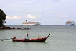 Links die  Crystal Symphony  (Baujahr 1995 - Masa Yards / Turku, Finnland - Heimathafen Nassau, Bahamas) IMO 9066667 und rechts die Quantum Ultra Klasse  Spectrum of the Seas  (Baujahr 2019 - Meyer