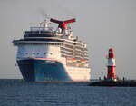 Die Carnival Miracle auf ihrer 12 tägigen Ostsee Tour ab/bis Dover beim Einlaufen am Morgen des 12.06.2025 in Warnemünde.
