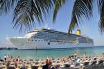 Grand Turk am 19.01.2014 die Costa Luminosa ist zu einem Zwischenhalt auf Ihrer Karibik Kreuzfahrt, der Strand ist mit Schiffsblick.