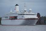 Das Traumschiff Deutschland am 18.05.10 beim auslaufen aus Hamburg vor Teufelsbrck.