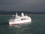 Die MS  Deutschland  vor dem Hafen von Katakolon am 08.11.2010.wegen des starken windes musste die Besatzung das Einlaufen abbrechen.
