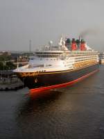 Kreuzfahrtschiff Disney Magic im Hafen von Rostock, Baujahr 1998, BRT 83338, Länge 294 Meter, 877 Kabinen, Besatzung 945, Disney Cruise Lines (10.07.2010)