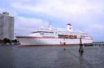 Lbeck-Travemnde, die MS DEUTSCHLAND IMO 9141807 luft in den Hafen Travemnde ein. Die Holzschnitzfigur stellt  FIETE  dar, der auf See blickt... Aufgenommen: 4.6.2007 vom Priwall