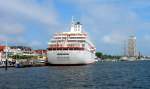 Lbeck-Travemnde, MS DEUTSCHLAND IMO 9141807, liegt am Ostpreussenkai im Travemnder Hafen und wird mit Proviant versorgt...Aus dieser Sicht liegt das Segelschiff  MIR  vor dem Maritim-Hochhaus.