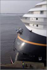 Die DISNEY FANTASY (IMO 9445590) liegt am Columbus Cruise Center Bremerhaven. ber dem Heck 'schwebt' Dumbo. 30.01.2012