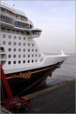 Die Bugpartie der DISNEY FANTASY (IMO 9445590)mit dem Namensschriftzug im Disney-Stil. Bremerhaven, 30.01.2012.