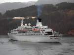 Kreuzfahrtschiff  Discovery  am 08.04.14 in Ulvik (Norwegen)