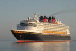 Die Disney Magic der Reederei Disney Cruise Line am Morgen des 19.06.2017 in Warnemünde.