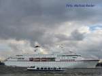 MS Deutschland beim Auslaufen des Hamburger Hafen`s 04.08.08 verliess dieses Kreuzfahrt Schiff den  Heimathafen 