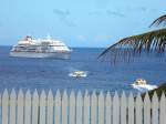 MS Europa vor Niue in der Sdsee. Die Tenderboote bringen die Passagiere an Land.