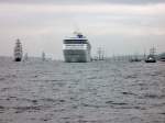 MS EUROPA 2  umzingelt  von Segelschiffen in Hamburg (Mai 2013)