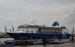 Das Kreuzfahrtschiff EMPRESS von Pullmantur im Hamburger Hafen auf dem Weg zum Cruise-Terminal.